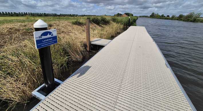 Aanlegsteiger in de Purmerringvaart met bordje met daarop de tekst landvast.