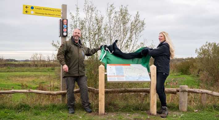Eckard Boot (Natuurmonumenten) en Esther Rommel (PNH) openen wandelnetwerk Texel