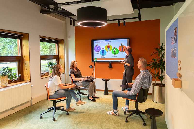 Medewerkers&nbsp;in&nbsp;de&nbsp;inspiratieruimte,&nbsp;kantoor&nbsp;Spaarnwoude